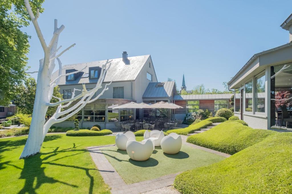 滑铁卢勒克特维赫特酒店的草坪上四座白色雕塑的房子