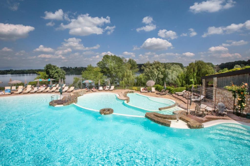 佩斯基耶拉德加达乐阿里弗拉西诺酒店的一个带椅子和水的度假村游泳池