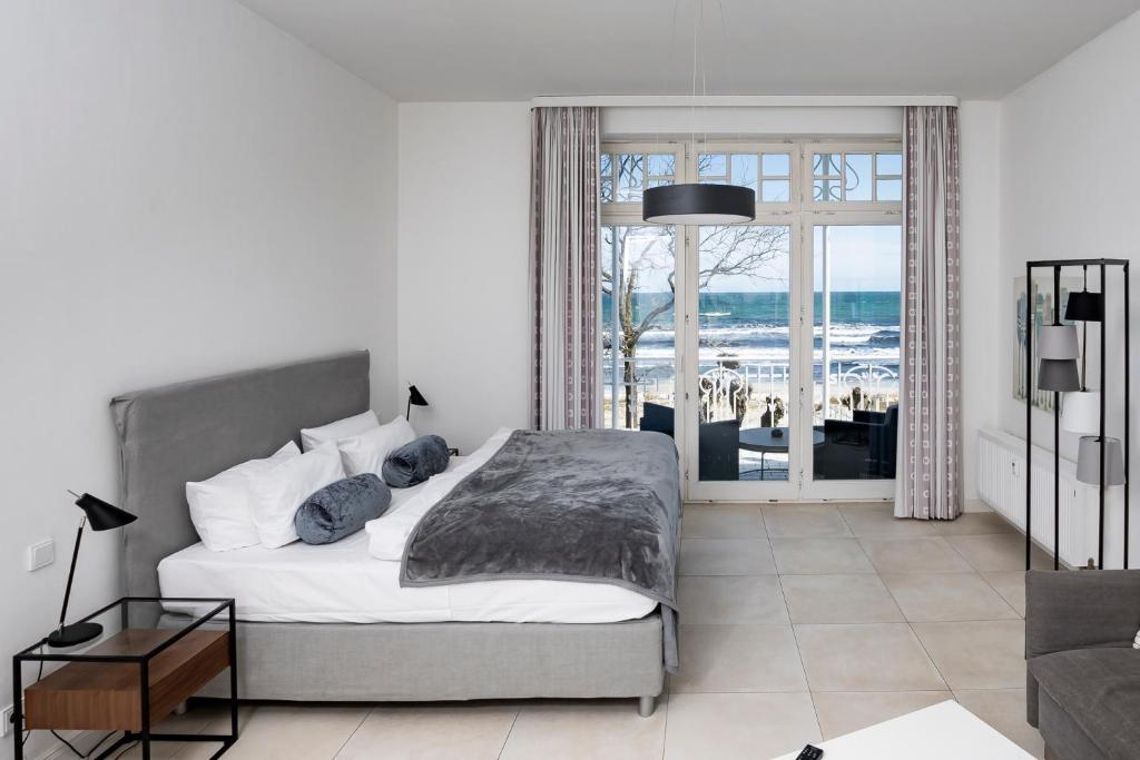 宾茨Appartementhaus Bellevue Binz的一间卧室配有一张床,享有海景