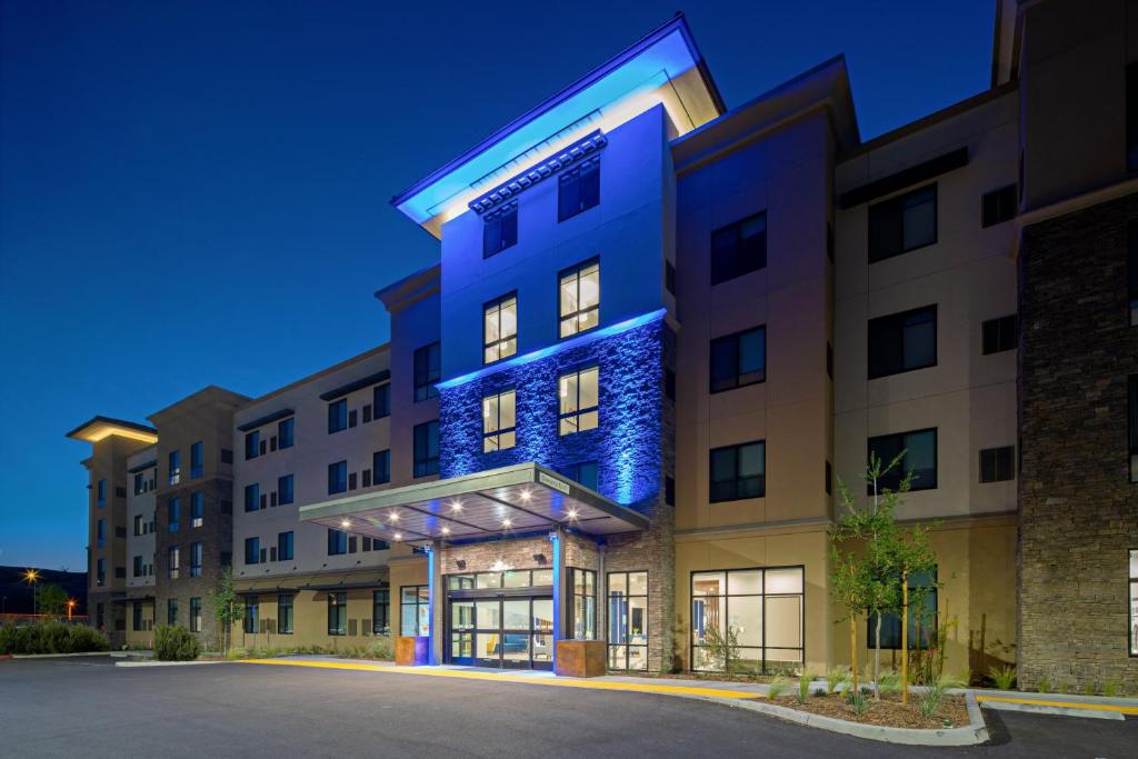 瓦伦西亚Holiday Inn Express & Suites - Valencia - Santa Clarita, an IHG Hotel的一座晚上拥有蓝色外墙的建筑