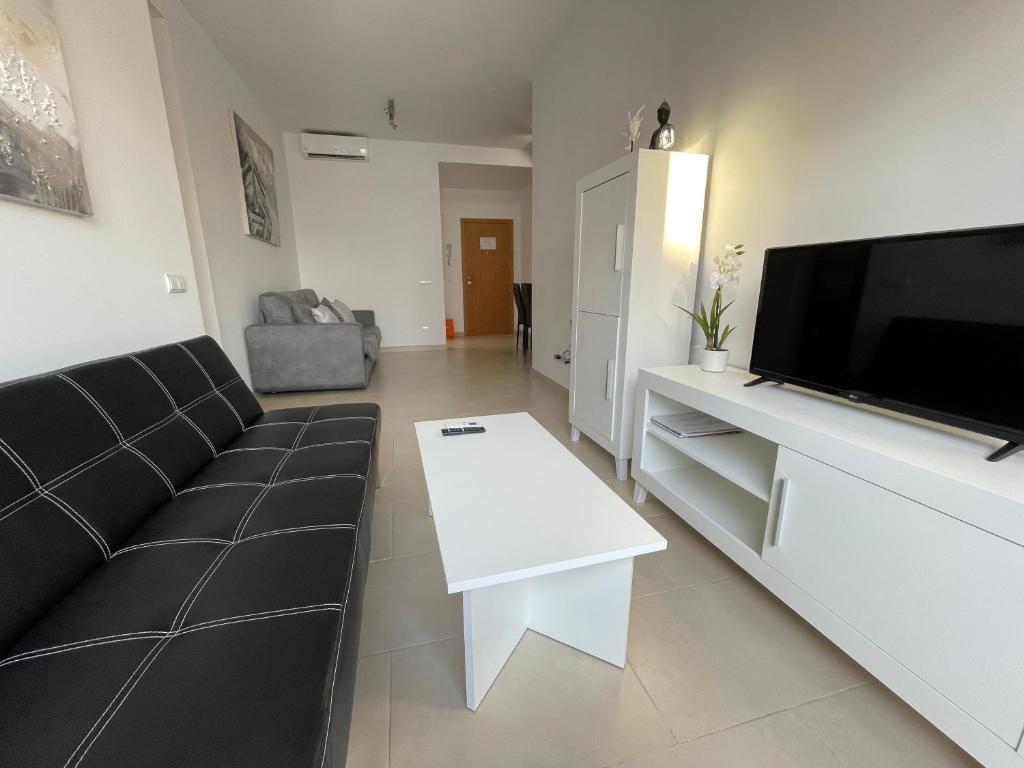 EsteponaRoyal Suites Estepona的带沙发和平面电视的客厅