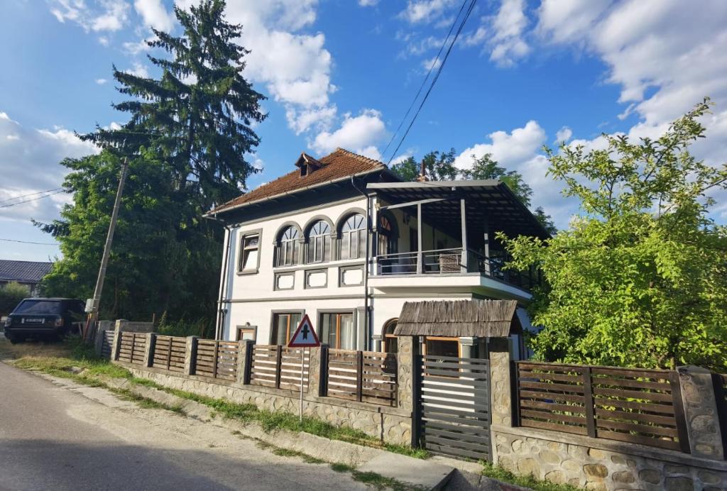 科尔贝尼vila zia的前面有栅栏的白色房子