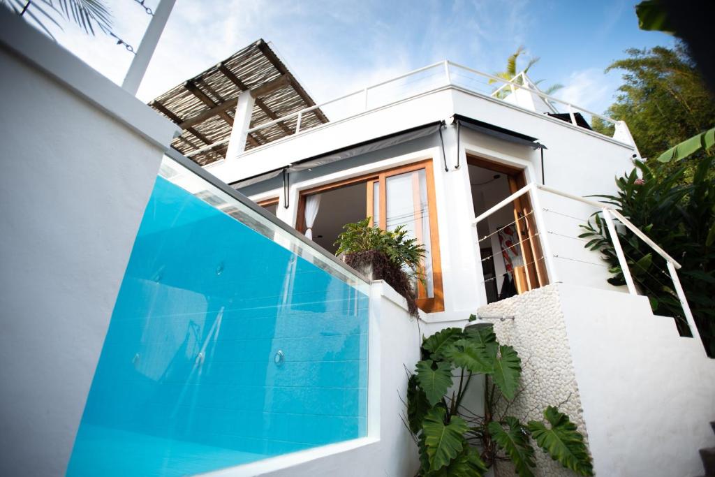Praia de SantiagoNai的一座房子前面设有游泳池