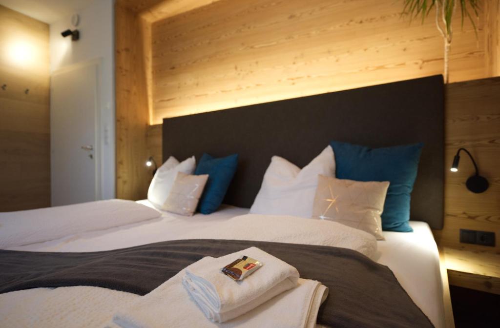 博尔扎诺CityChalet family Bozen的一间卧室配有两张带蓝白色枕头的床