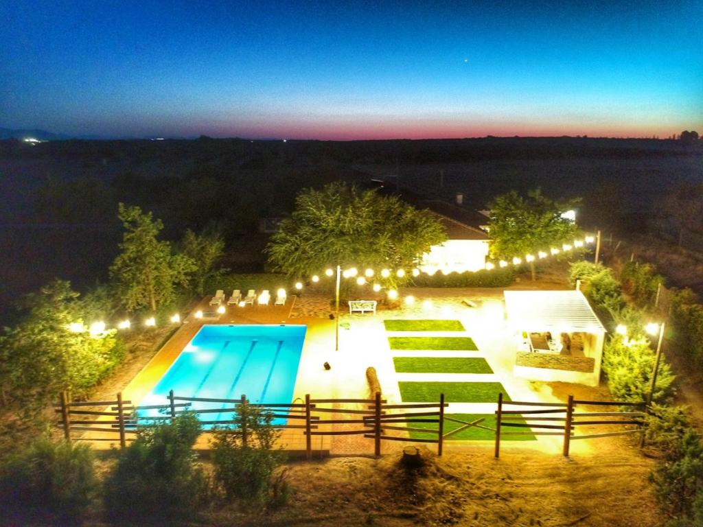 AjofrínCasa Rural VILLA KAIROS的夜间游泳池