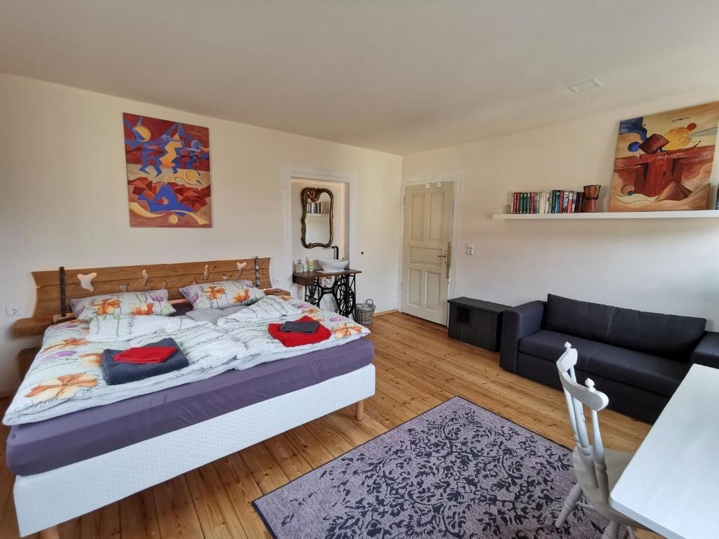 NiederstettenUnser Keltenhof的一间卧室配有一张大床和一张沙发