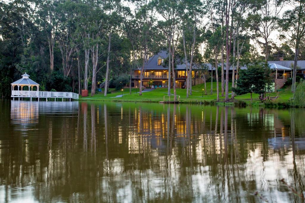 巴特曼斯贝Lincoln Downs Resort Batemans Bay的湖畔的大房子