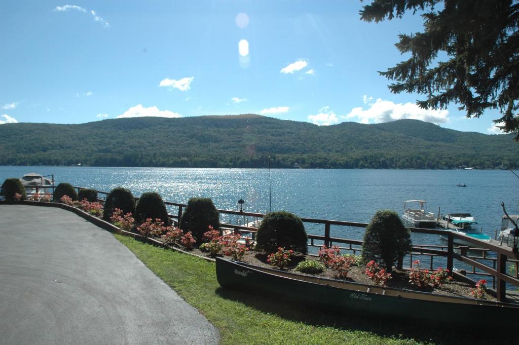 乔治湖柏丽汽车旅馆 的享有湖泊美景,设有围栏和鲜花