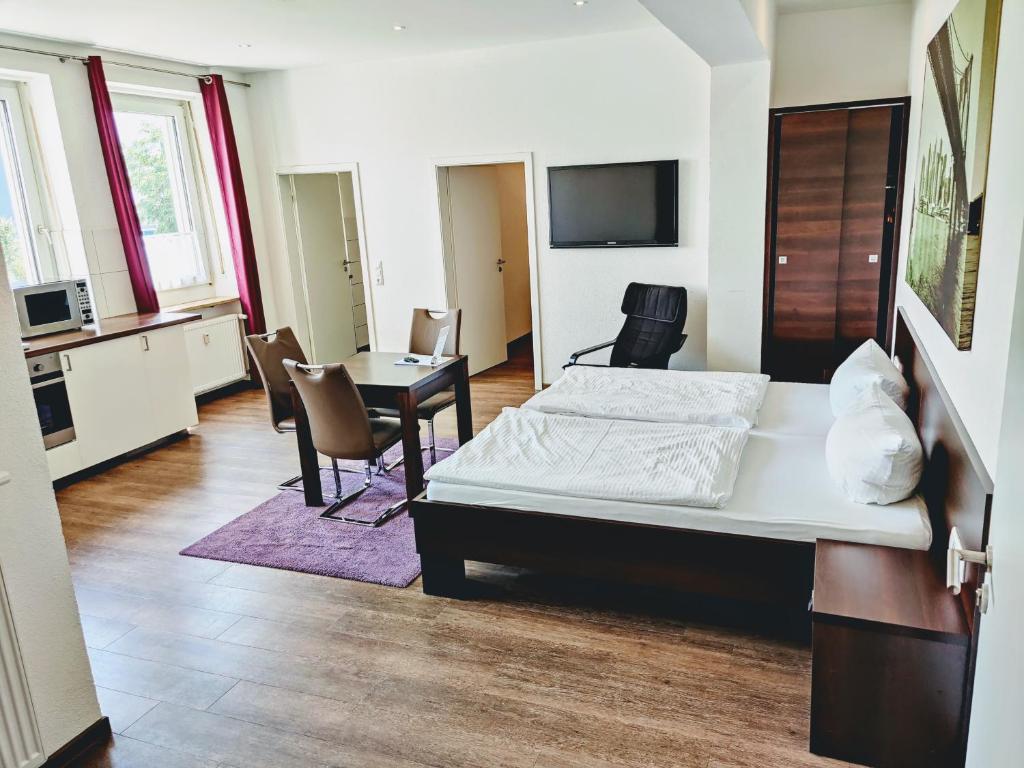 施韦因福特Boardinghouse - Stadtvilla Budget的卧室配有一张床和一张桌子及椅子