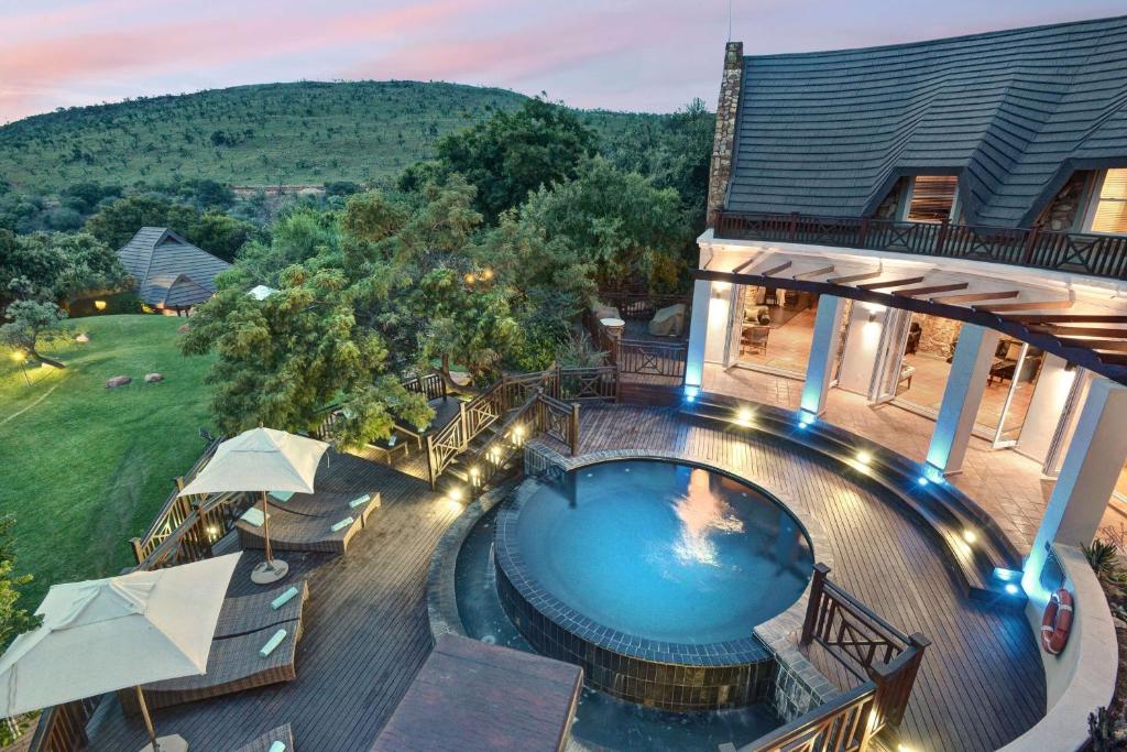 马加利斯堡Mount Grace Hotel & Spa的享有带游泳池的房屋的空中景致