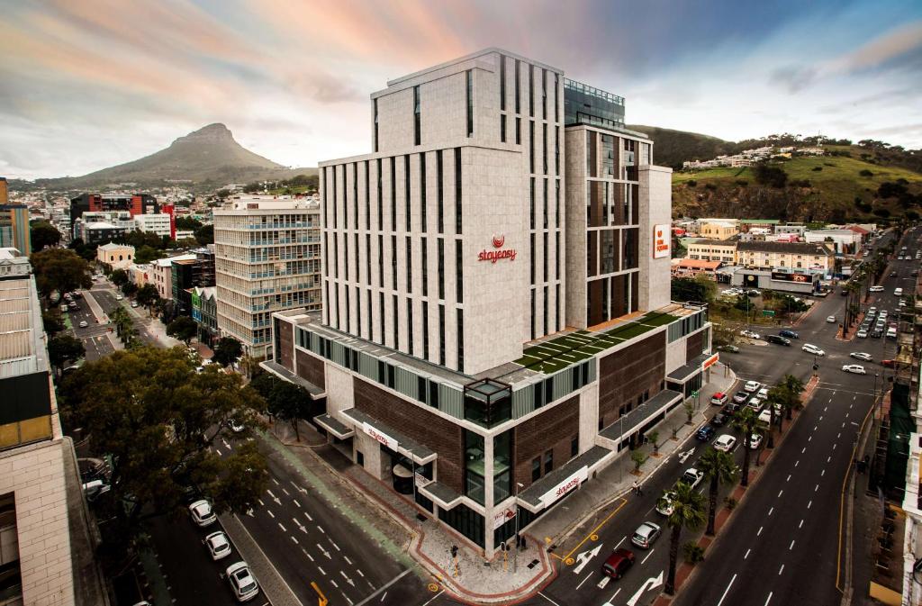 开普敦StayEasy Cape Town City Bowl的城市建筑物的空中景观
