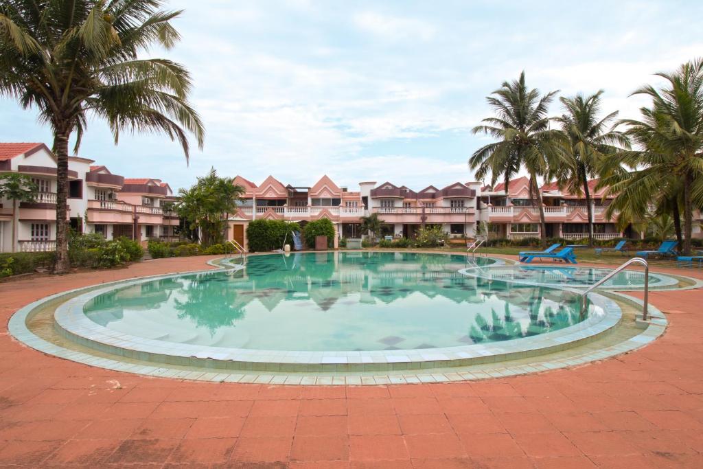 Lotus an Eco Beach Resort Goa内部或周边的泳池