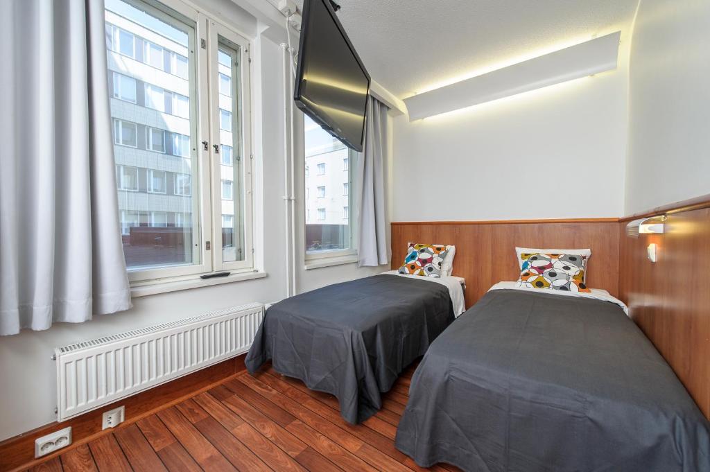 坦佩雷Forenom Aparthotel Tampere的一间卧室设有两张床和窗户。