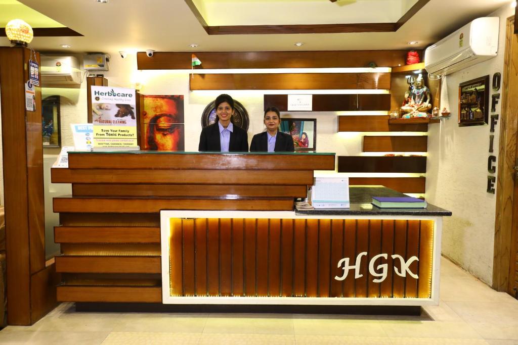 KotdwāraHotel Grand Kailash,Kotdwara的两个人站在商店的柜台上