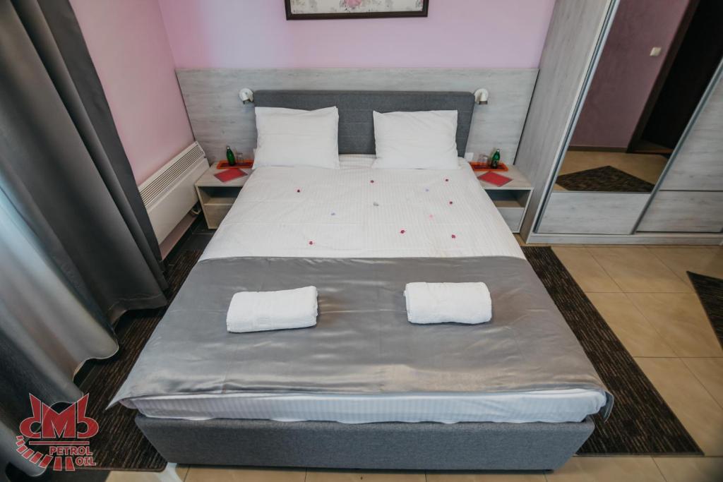 SvilajnacSOBE SVILAJNAC的一张床上有两个枕头的房间