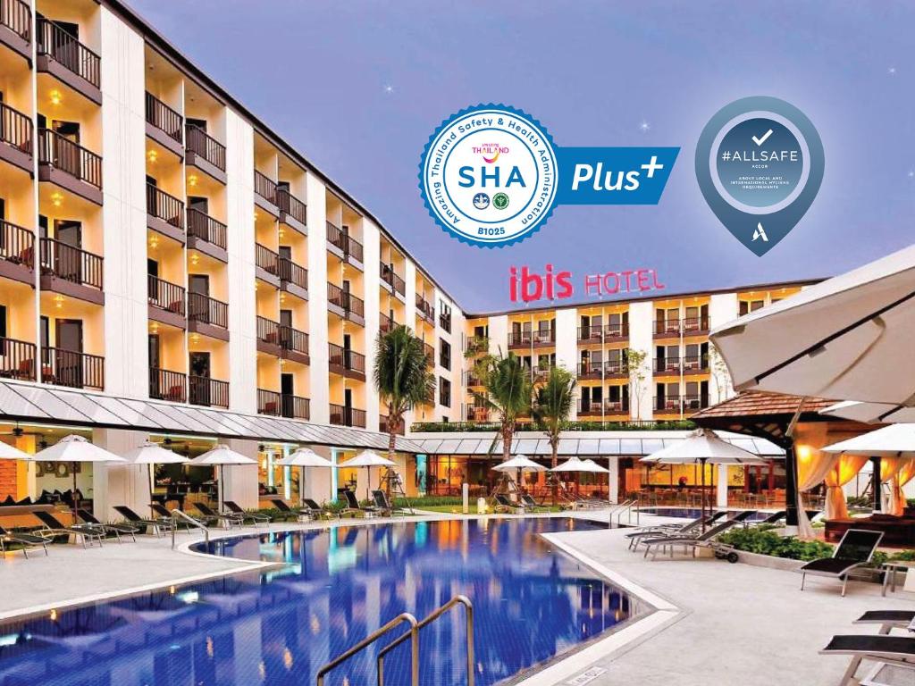 卡塔海滩Ibis Phuket Kata的大楼前设有游泳池的酒店