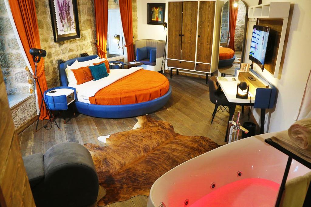 特拉布宗Cephanelik Butik Hotel的客房设有一张床和一个浴缸。