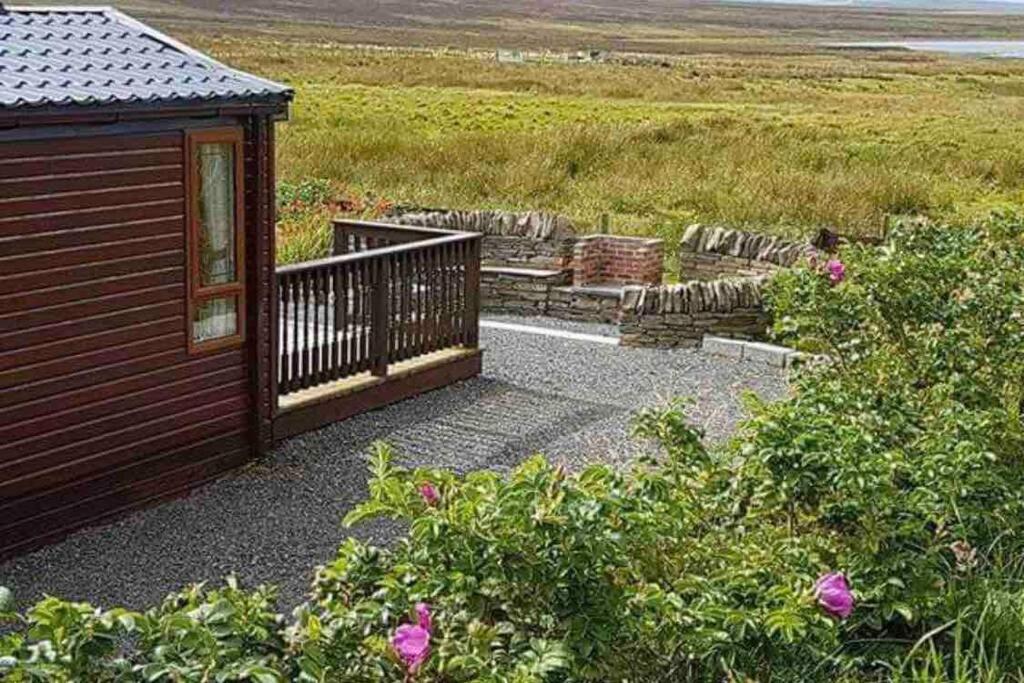 奥克尼Rymmon Retreat的小木屋 - 带阳台和一些鲜花