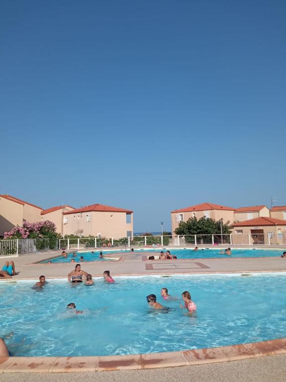乐巴凯尔斯Villa 6 couchages spa privatif, accès direct mer, piscine的一群人在游泳池里游泳