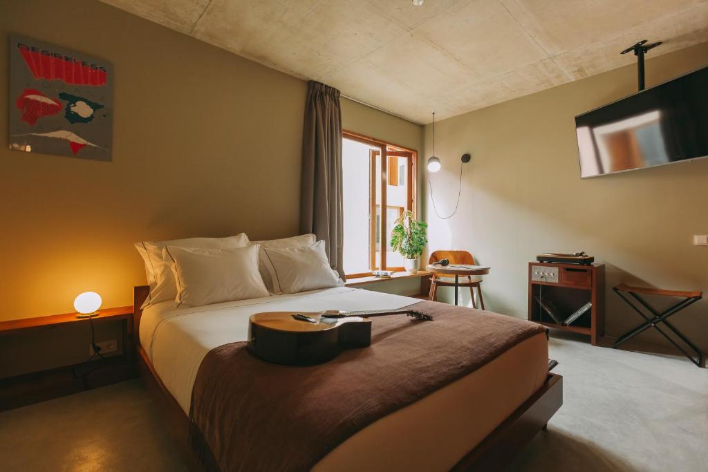 波尔图Outsite Porto Mouco的一间酒店客房,配有一张带托盘的床