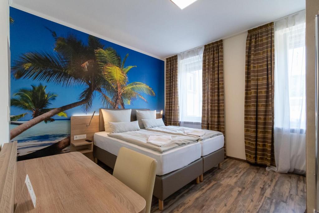 梅特拉赫梅特拉赫霍夫旅馆的一间卧室配有床和棕榈树壁画