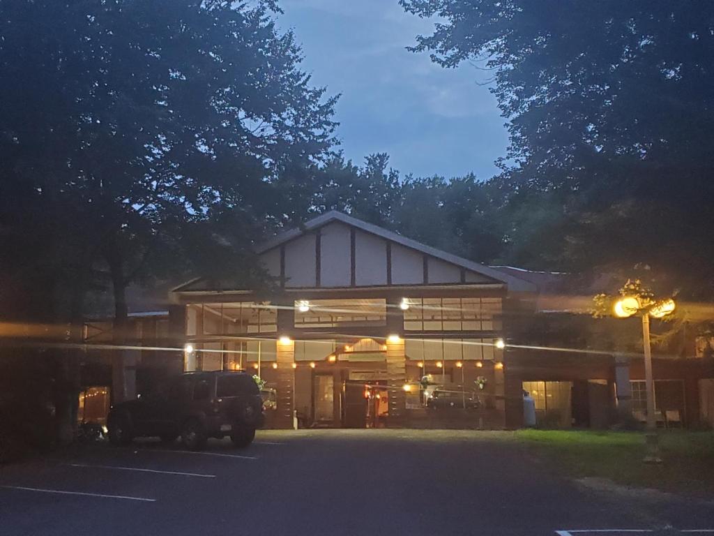 GouldsboroPocono mountain hotel and spa的停车场内停放卡车的大建筑