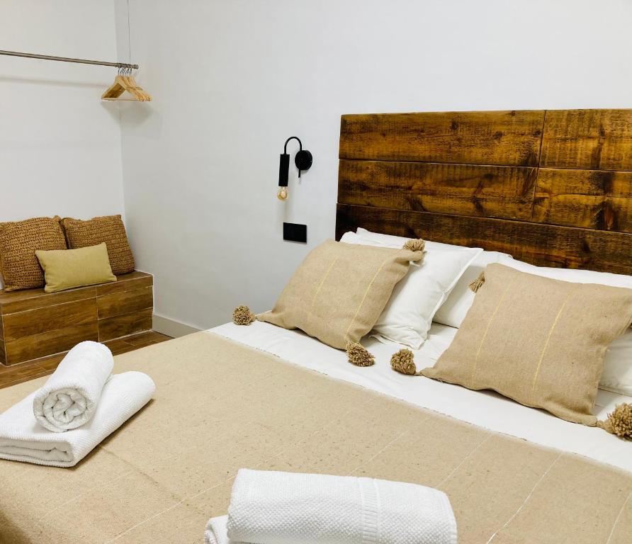马德里LUXURY, PRIVATE WELLNESS IN PRADO MUSEUM NEW AUG21的卧室配有一张带白色床单和枕头的大床。