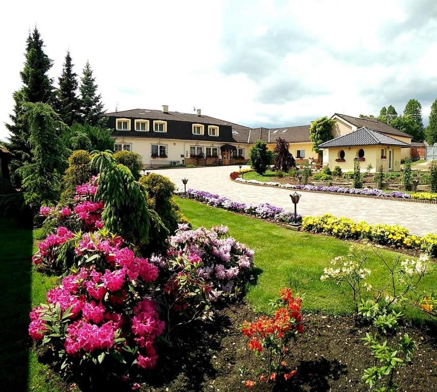 Heľpa卢卡斯旅馆的庭院中间种满鲜花的花园