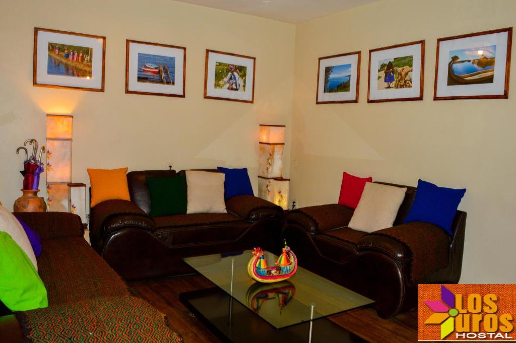 普诺Hostal los Uros的客厅配有两张沙发和一张桌子