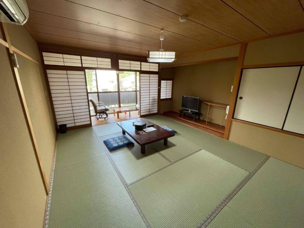 KanayamaIso Tokei - Vacation STAY 61860v的客厅配有桌子和电视