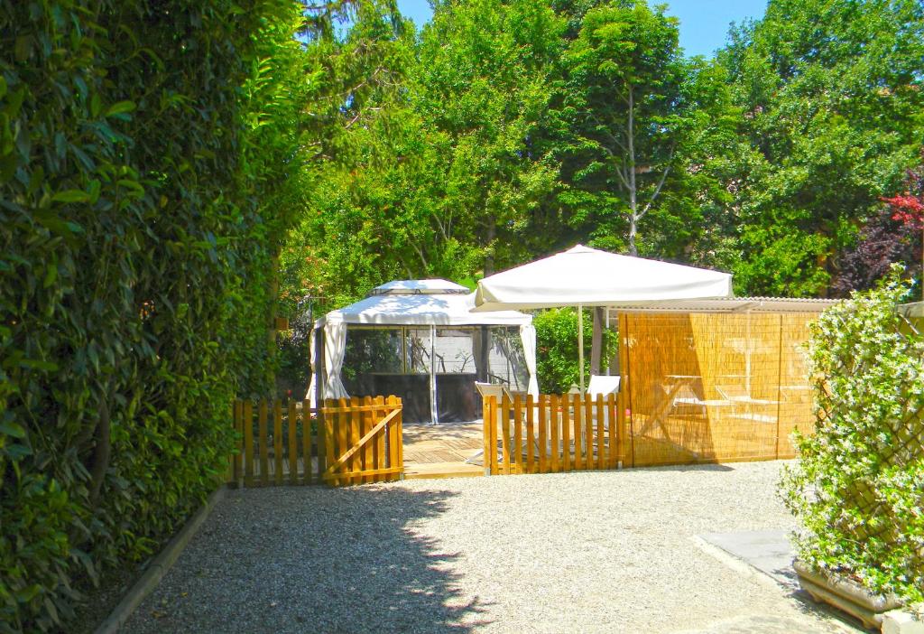 卡斯特罗卡罗泰尔梅Hotel Villa Serena的院子中带白色帐篷的围栏