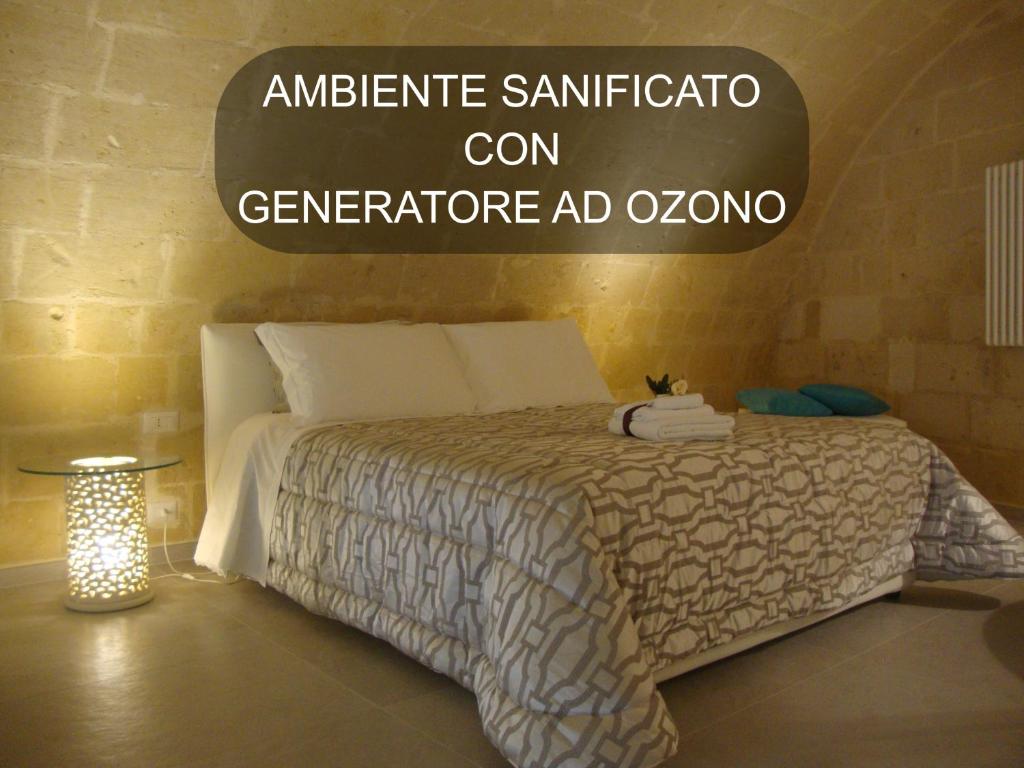 马泰拉Vivere nei Sassi的一间卧室,卧室里配有一张床和一个标志,上面写着救护车消毒