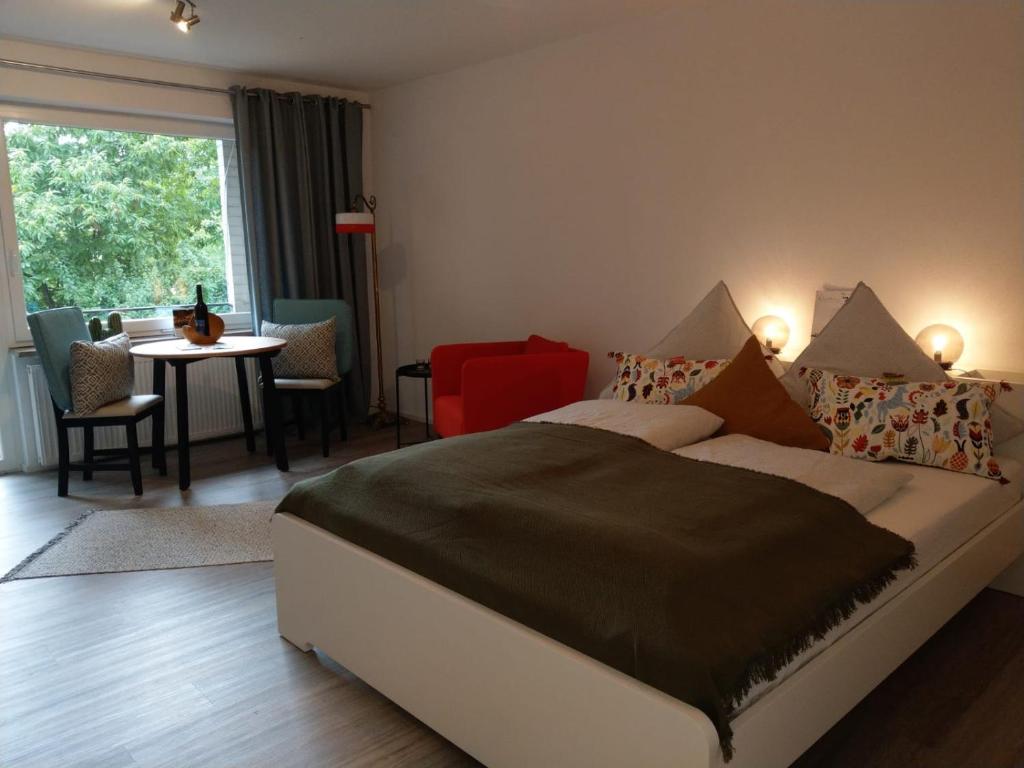 林道Claar Ferienwohnung Lindau Bodensee的一间卧室配有一张大床和一张桌椅