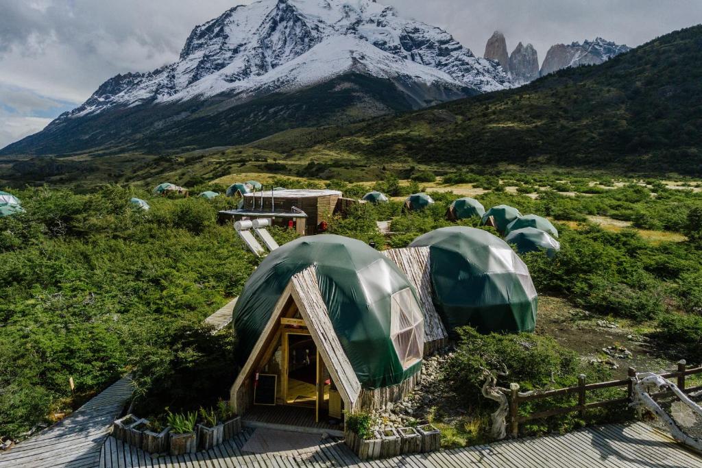 百内三塔巴塔哥尼亚生态露营酒店的山前的绿色帐篷
