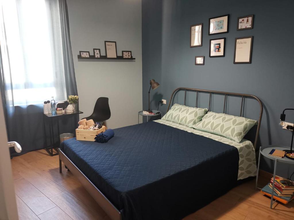 米兰B&B Casa Caterina的一间卧室配有一张带蓝色棉被的床