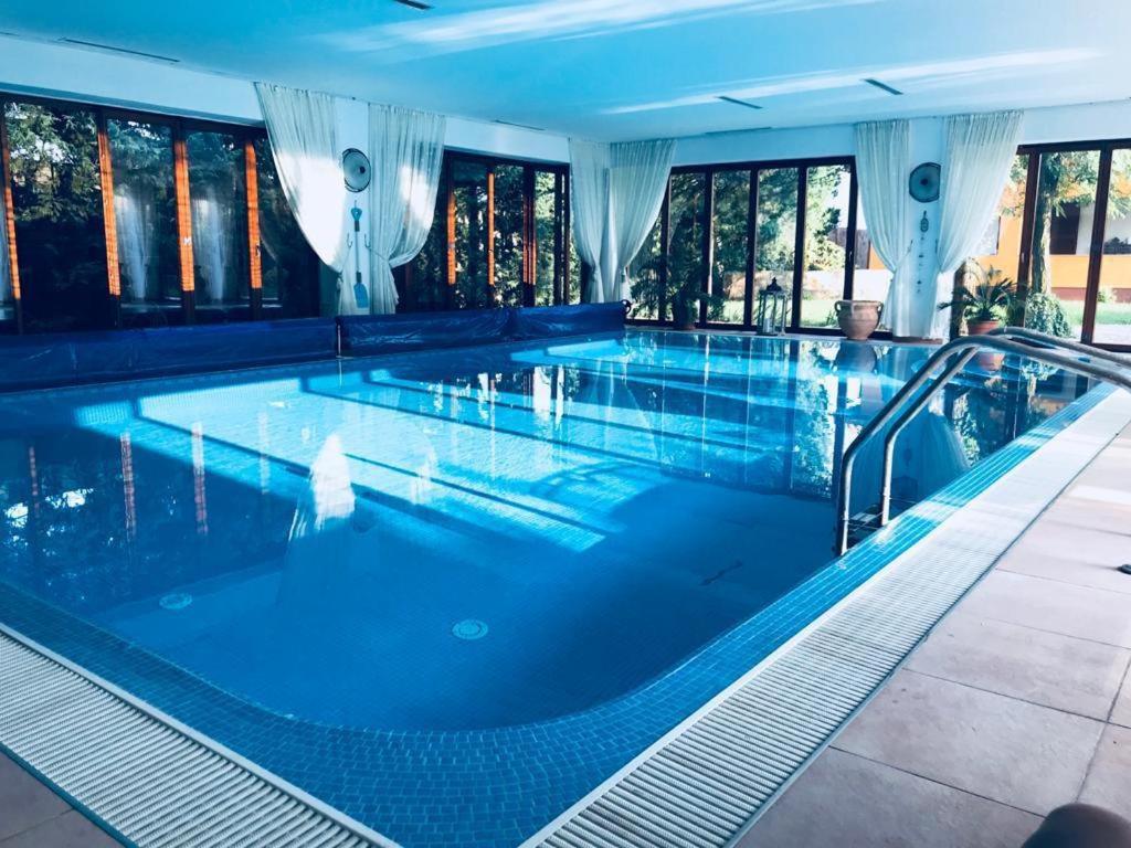 阿拉德La Conac的蓝色海水大型游泳池