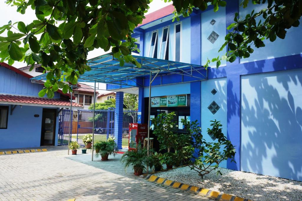 北干巴鲁肯纳利住宅旅馆的蓝色的建筑,拥有蓝色和白色的外墙