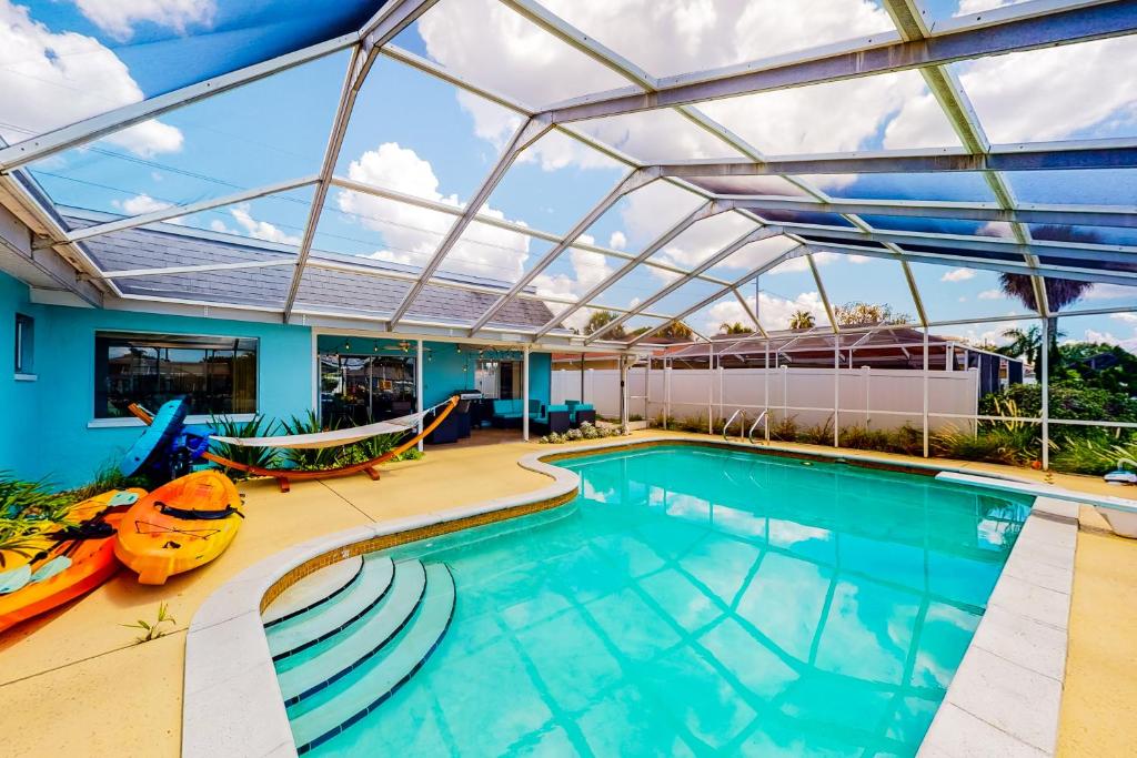 坦帕Dana Shores Retreat的一个带玻璃屋顶的游泳池和一个室内游泳池