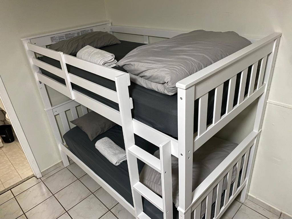 迈阿密Single Size TOP Bunk Bed - Mixed Shared ROOM的客房内的一张白色双层床