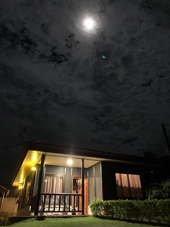 福尔图纳Cabaña El Monasterio的夜晚的房子，天空中挂着月亮