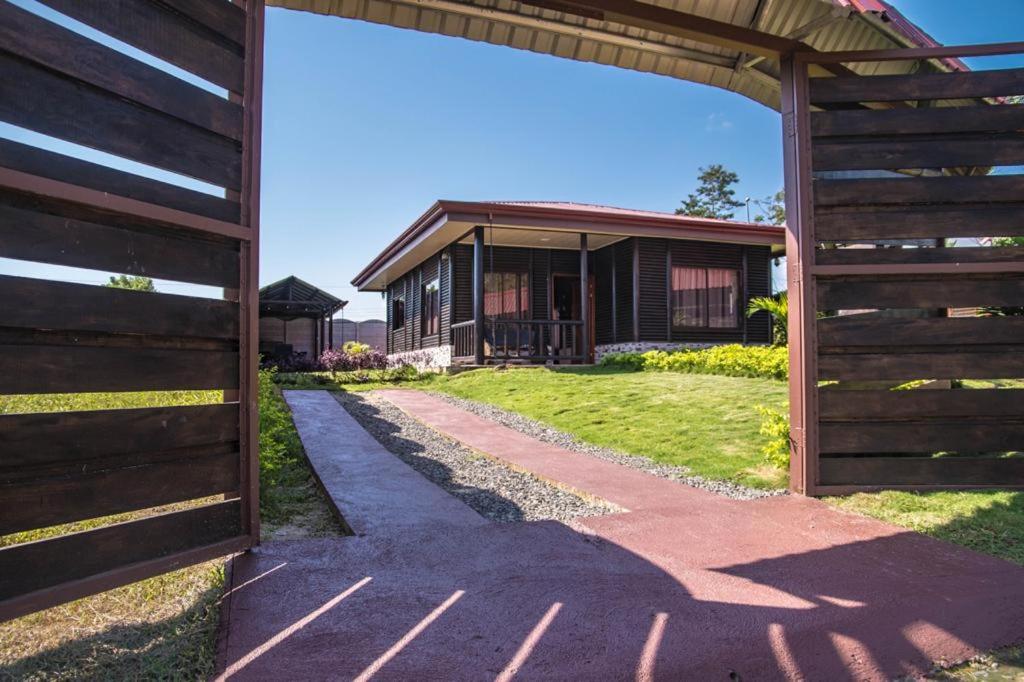 福尔图纳Cabaña El Monasterio的谷仓入口,通往带院子的房屋