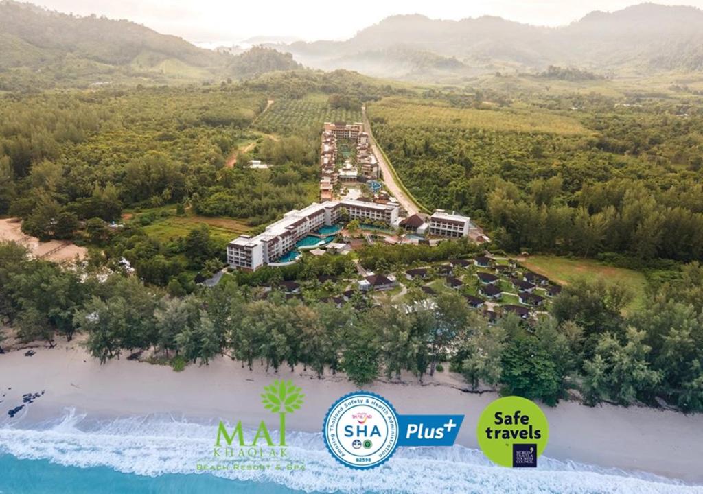 蔻立Mai Khaolak Beach Resort & Spa - TUIBLUE Mai Khaolak的海滩上的度假村的空中景观