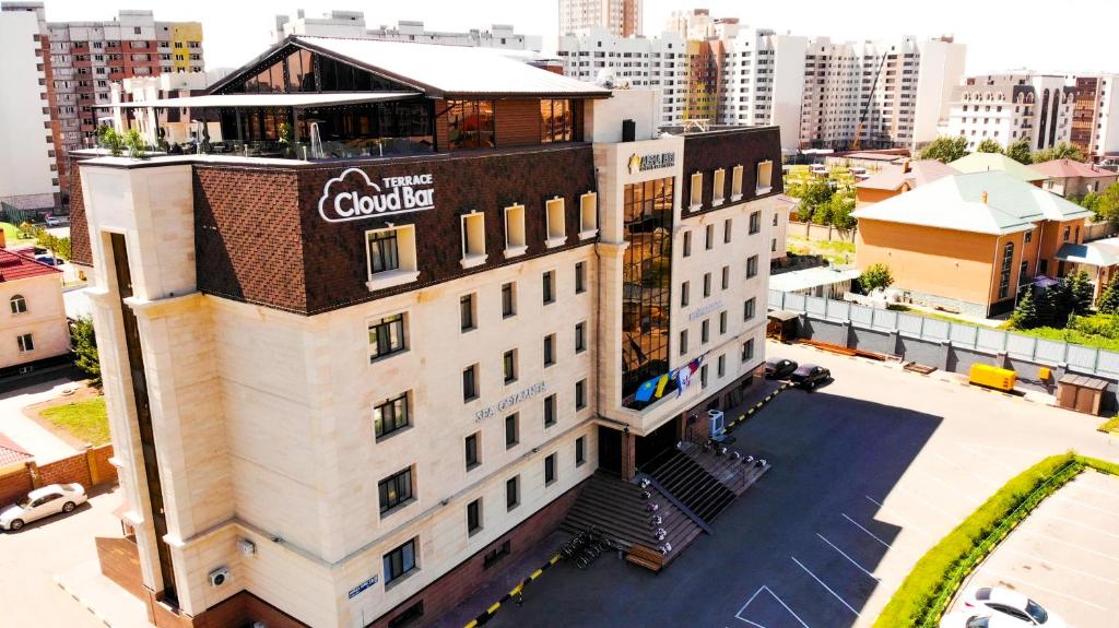 阿斯塔纳Aisha Bibi Apart Hotel & Spa的建筑物的头顶图,上面有谷歌标志