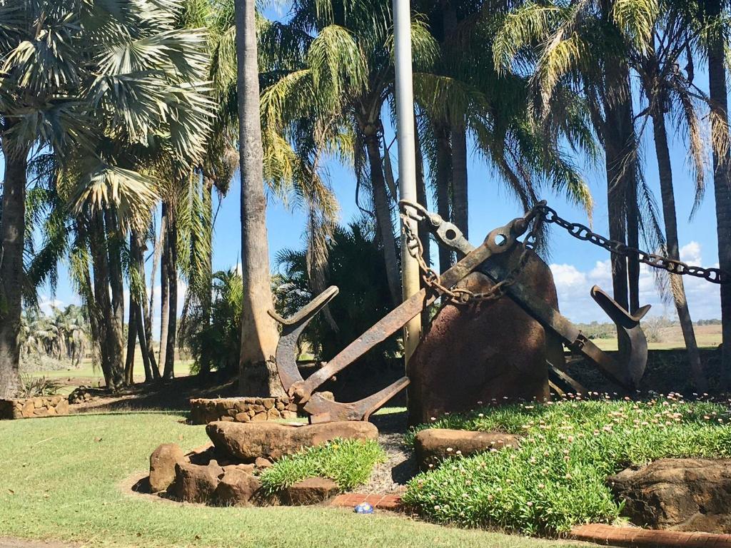 Elliott HeadsVilla 21 The Coral Cove Resort的锚的雕像,有链和棕榈树