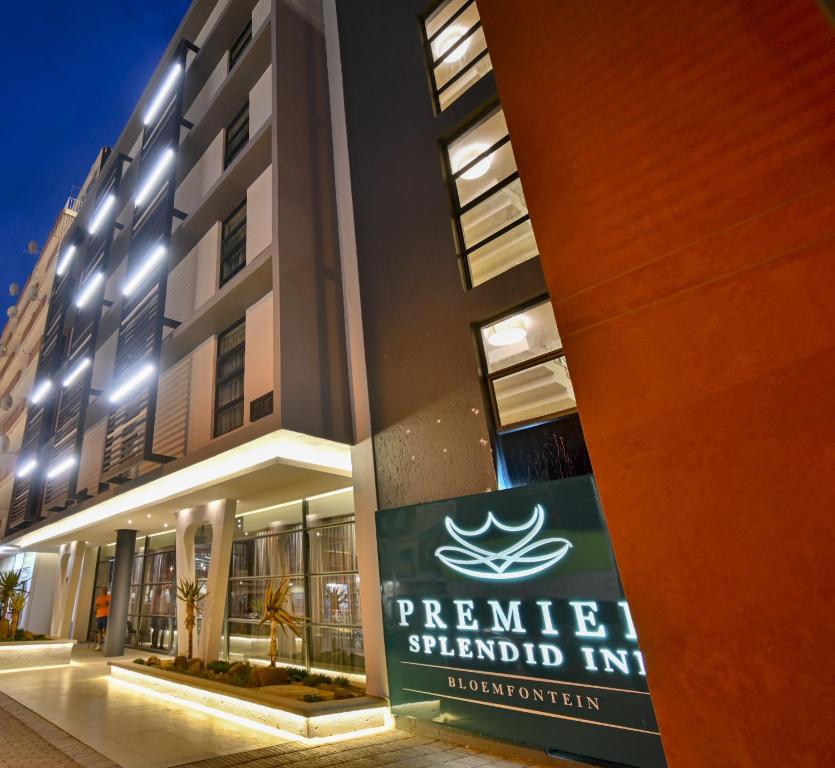 布隆方丹Premier Splendid Inn Bloemfontein的一座建筑,上面有读寺庙标准旅馆的标志