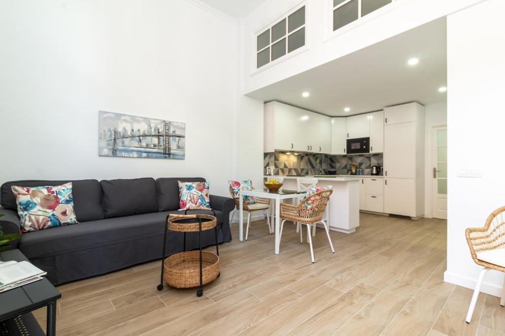 拉拉古纳HomeForGuest Precioso apartamento en el centro de La Laguna的客厅配有沙发和桌子