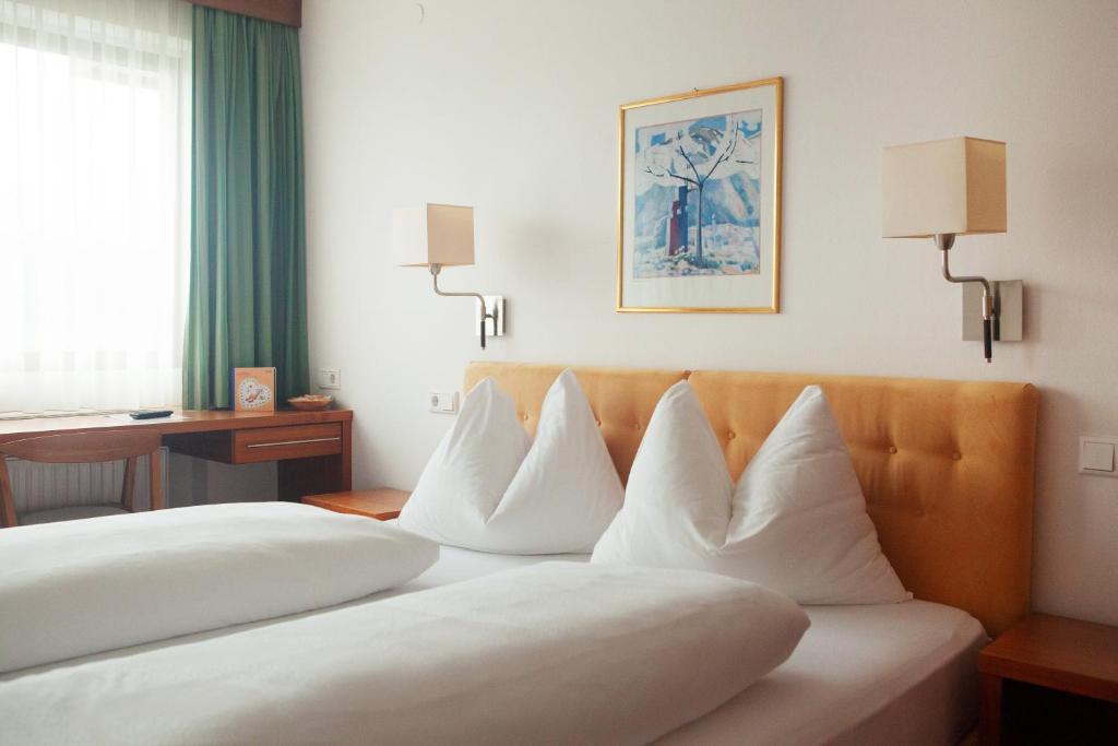 皮森多夫塞耶运动膳食公寓酒店的酒店的客房 - 带2张带白色枕头的床