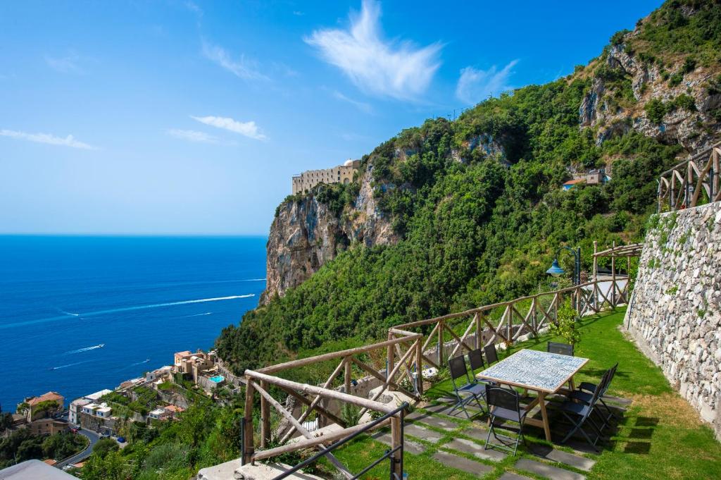 阿马尔菲Villa Foglia Amalfi的享有阿马尔菲海岸(Amalfi coast)的景致。