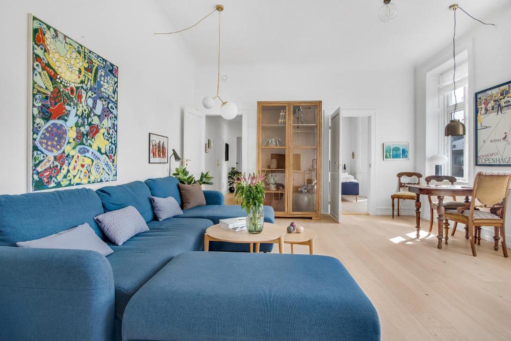 哥本哈根City Square Hotel Apartments的客厅配有蓝色的沙发和桌子