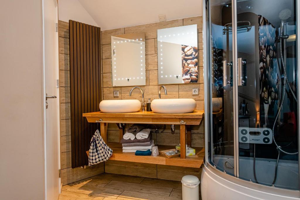 MerkelbeekB & B M 3的浴室设有2个水槽和2面镜子